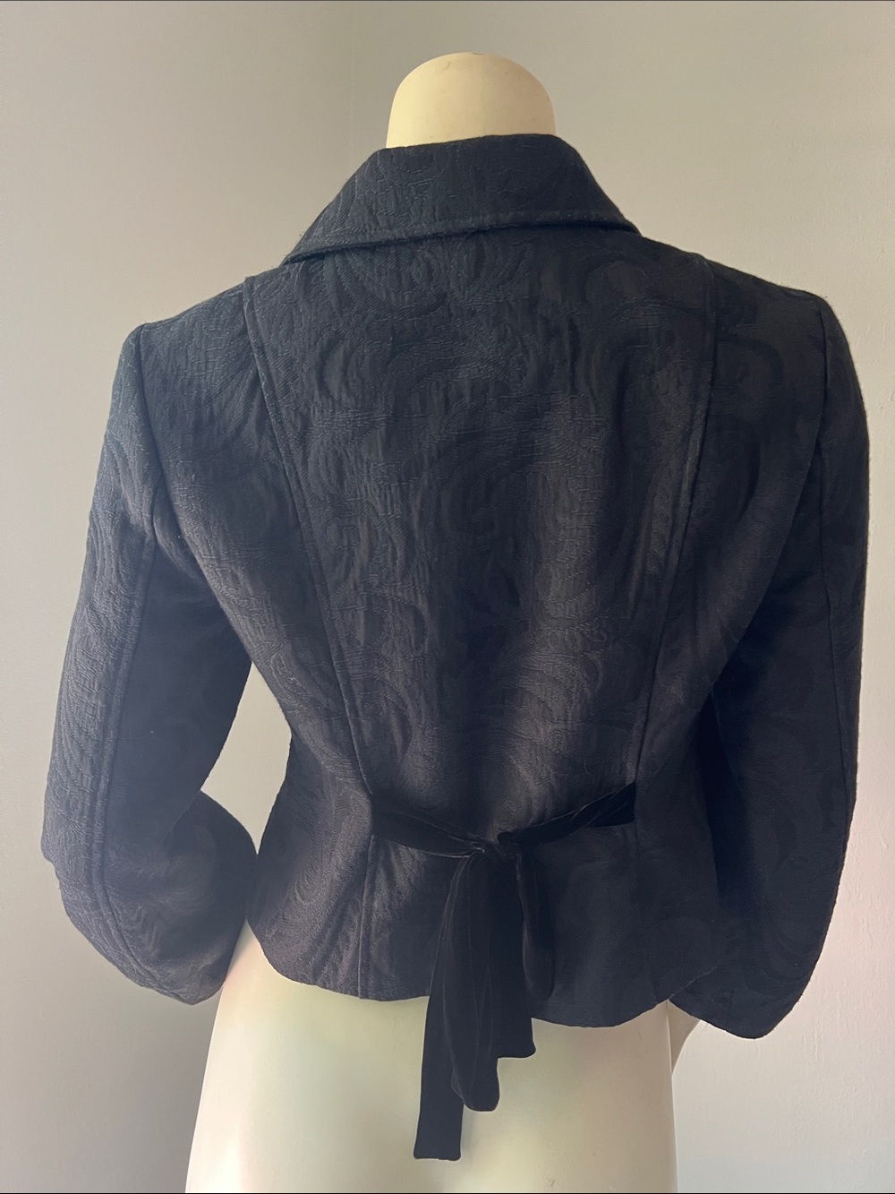 Guess Black Textured Cropped Balloon Sleeve Blazer. Size Medium. - Picture 3 of 5